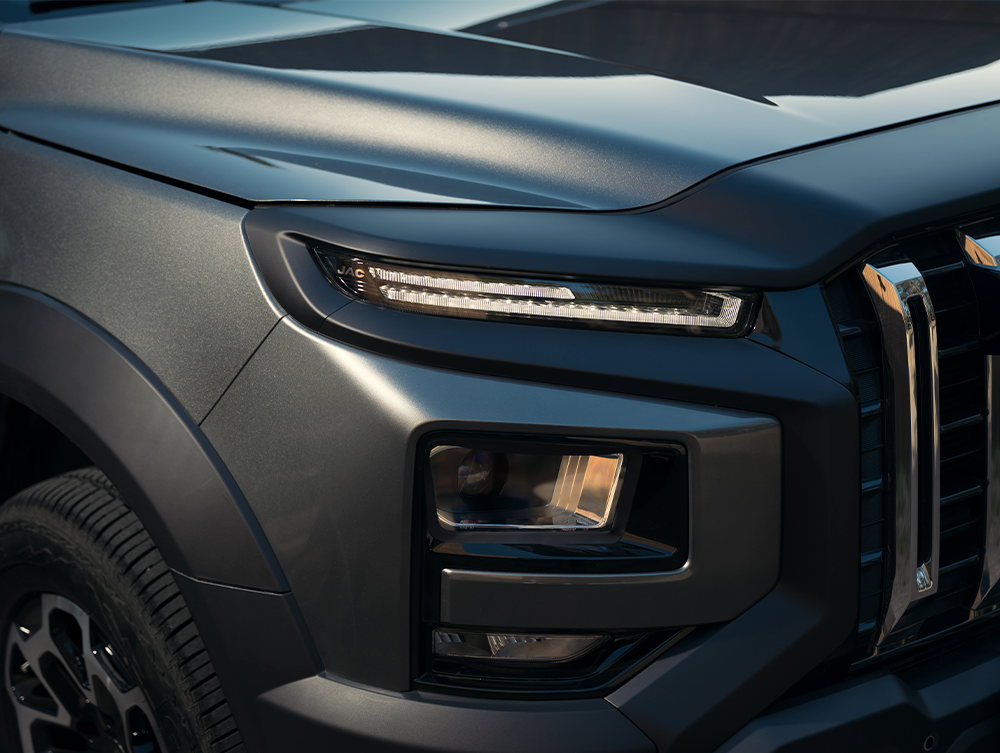 Жарық диодты күндізгі жүріс оттары бар жарық диодты оптика